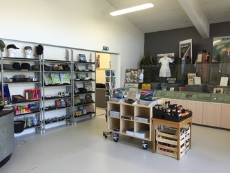Koldkrigsmuseum Stevnsfort - 1. Parkering, billetsalg / museumsbutik, biograf og toiletfaciliteter