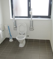 Sydthy Svømmebad -  Billetsalg og toiletfaciliteter i forhal
