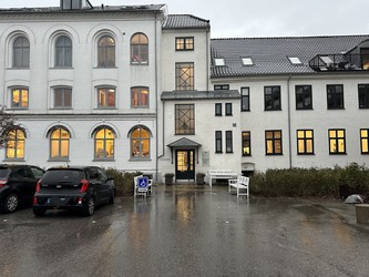 Bjerregaard Plastikkirurgisk Klinik -  Indgang via hovedindgangen
