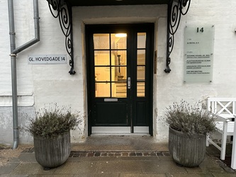 Bjerregaard Plastikkirurgisk Klinik -  Indgang via hovedindgangen