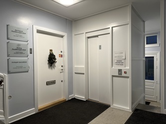 Bjerregaard Plastikkirurgisk Klinik -  Indgang via hovedindgangen