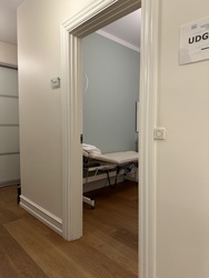 Bjerregaard Plastikkirurgisk Klinik -  Indgang via hovedindgangen