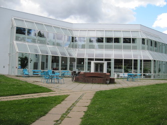 Gentofte Hovedbibliotek - indgang fra Øregårds Alle