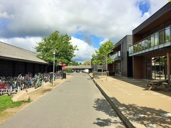 Lyngholmskolen - 1. Hovedbygning: Udskoling, administration, kantine og bibliotek