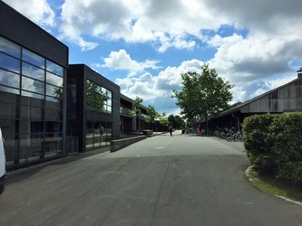 Lyngholmskolen - 1. Hovedbygning: Udskoling, administration, kantine og bibliotek