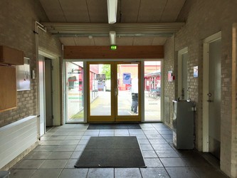 Lyngholmskolen - 1. Hovedbygning: Udskoling, administration, kantine og bibliotek