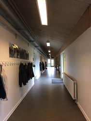 Lyngholmskolen - 1. Hovedbygning: Udskoling, administration, kantine og bibliotek