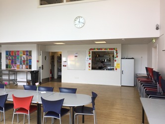 Lyngholmskolen - 1. Hovedbygning: Udskoling, administration, kantine og bibliotek