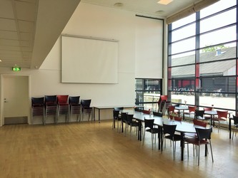Lyngholmskolen - 1. Hovedbygning: Udskoling, administration, kantine og bibliotek