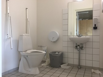 Lyngholmskolen - 1. Hovedbygning: Udskoling, administration, kantine og bibliotek