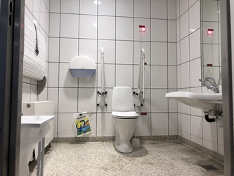 Copenhagen Airport - Terminal 2 - Toilets next to meeting point