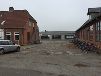 Hvalsø Skole - 3. Alléhuset - Indgang fra skolegården