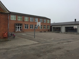 Hvalsø Skole - 3. Alléhuset - Indgang fra skolegården