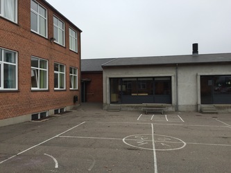 Hvalsø Skole - 3. Alléhuset - Indgang fra skolegården