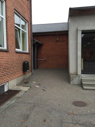 Hvalsø Skole - 3. Alléhuset - Indgang fra skolegården