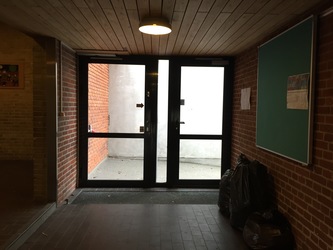 Hvalsø Skole - 3. Alléhuset - Indgang fra skolegården
