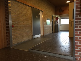 Hvalsø Skole - 3. Alléhuset - Indgang fra skolegården