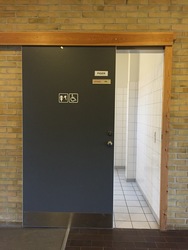 Hvalsø Skole - 3. Alléhuset - Indgang fra skolegården