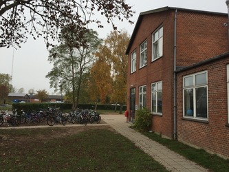 Hvalsø Skole - 4. Alléhuset - Indgangen fra Skolevej