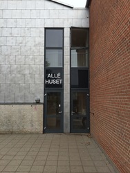 Hvalsø Skole - 4. Alléhuset - Indgangen fra Skolevej