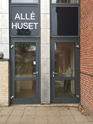 Hvalsø Skole - 4. Alléhuset - Indgangen fra Skolevej