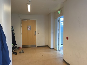Hvalsø Skole - 4. Alléhuset - Indgangen fra Skolevej