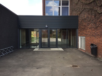 Nordvangskolen - 5. Alternativ indgang til hovedbygningen fra skolens bagside
