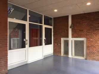 Nordvangskolen - 5. Alternativ indgang til hovedbygningen fra skolens bagside