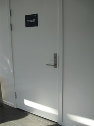 Samsølinjen - Ballen - Toilet i Ventesalen