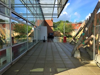 Mosaikken - 1. Bibliotek - via hovedindgang