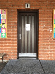 Blovstrød Skole - Toiletter i gården