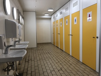 Blovstrød Skole - Toiletter i gården