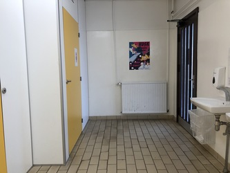Blovstrød Skole - Toiletter i gården