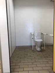 Blovstrød Skole - Toiletter i gården