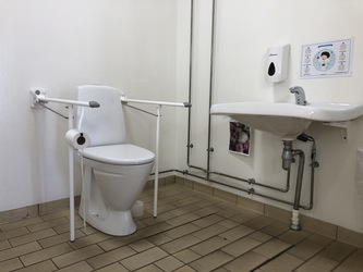 Blovstrød Skole - Toiletter i gården