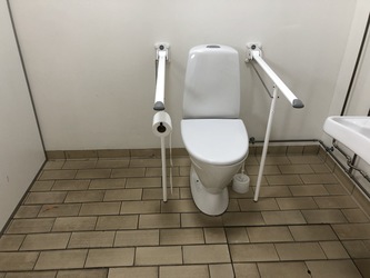 Blovstrød Skole - Toiletter i gården
