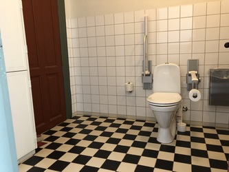 Frilandsmuseet - Toilet overfor Teateret