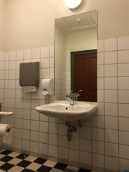 Frilandsmuseet - Toilet overfor Teateret