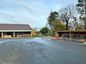 Kirke Hyllinge Skole - 1. Hovedbygning via indgang ud mod Kirke Hyllinge Hallen