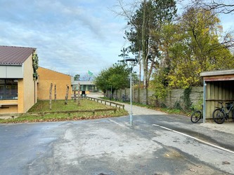 Kirke Hyllinge Skole - 1. Hovedbygning via indgang ud mod Kirke Hyllinge Hallen