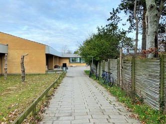 Kirke Hyllinge Skole - 1. Hovedbygning via indgang ud mod Kirke Hyllinge Hallen