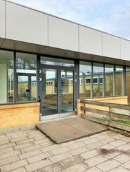 Kirke Hyllinge Skole - 1. Hovedbygning via indgang ud mod Kirke Hyllinge Hallen