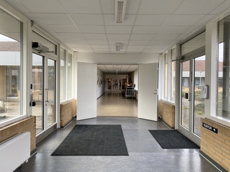 Kirke Hyllinge Skole - 1. Hovedbygning via indgang ud mod Kirke Hyllinge Hallen