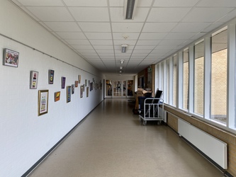 Kirke Hyllinge Skole - 1. Hovedbygning via indgang ud mod Kirke Hyllinge Hallen