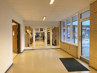 Kirke Hyllinge Skole - 1. Hovedbygning via indgang ud mod Kirke Hyllinge Hallen