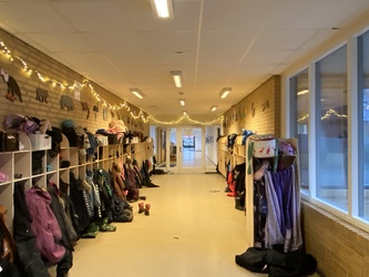 Kirke Hyllinge Skole - 1. Hovedbygning via indgang ud mod Kirke Hyllinge Hallen