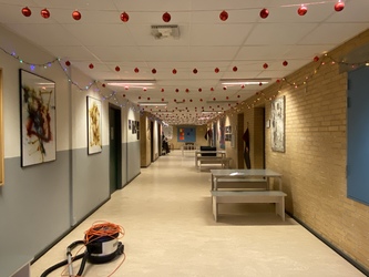 Kirke Hyllinge Skole - 1. Hovedbygning via indgang ud mod Kirke Hyllinge Hallen