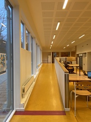 Kirke Hyllinge Skole - 1. Hovedbygning via indgang ud mod Kirke Hyllinge Hallen
