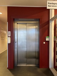 Kirke Hyllinge Skole - 1. Hovedbygning via indgang ud mod Kirke Hyllinge Hallen