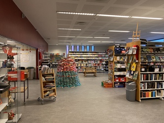 Kirke Hyllinge Skole - 1. Hovedbygning via indgang ud mod Kirke Hyllinge Hallen